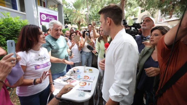 Επεισόδιο στην ψήφο Κασσελάκη: Τον «σβέρκωσε» πολίτης – «Τι είναι αυτά; Διαφημίζετε την είσοδό σας» (video)