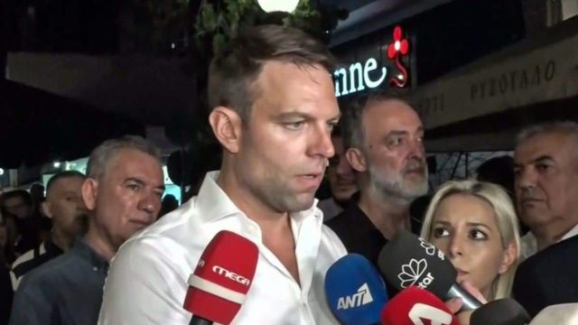 «Να σεβόμαστε, όχι ειρωνεία»: Μίνι επεισόδιο Στέφανου Κασσελάκη με δημοσιογράφους στο Αιγάλεω