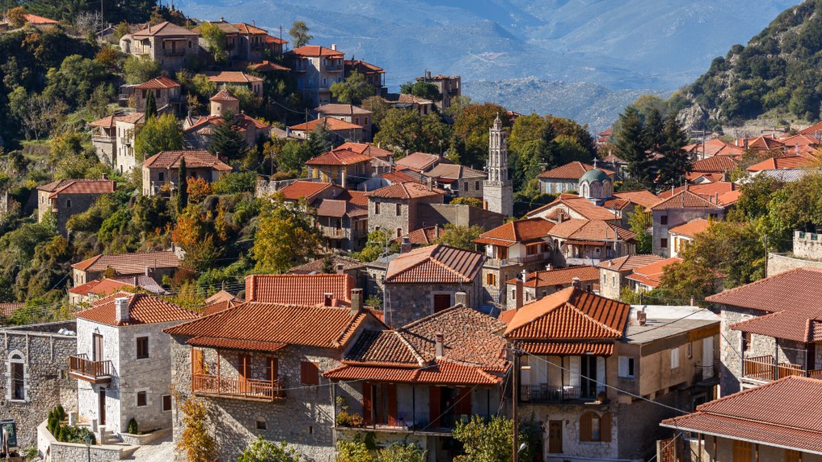 Οικονομικός «παράδεισος» μια ανάσα από την Αθήνα: Το αρχοντικό χωριό της Πελοποννήσου που αποτελεί must πρόταση για ένα χαλαρό Σαββατοκύριακο του φθινοπώρου