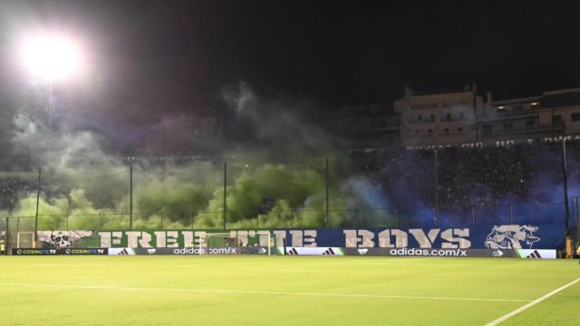 Super League: Αθλιότητα των φιλάθλων του Παναθηναϊκού σήκωσαν πανό για τους Bad Blue Boys – Έφυγε η ΑΕΚ από το γήπεδο