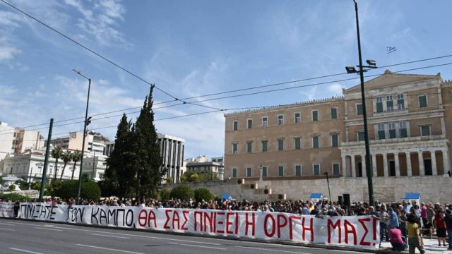 Εξαγριωμένοι συγγενείς πλημμυροπαθών κατέβηκαν στο Σύνταγμα: «Πνίξατε τον κάμπο, θα σας πνίξει η οργή μας» (photos)