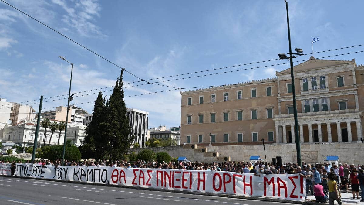 Εξαγριωμένοι συγγενείς πλημμυροπαθών κατέβηκαν στο Σύνταγμα: «Πνίξατε τον κάμπο, θα σας πνίξει η οργή μας» (photos)
