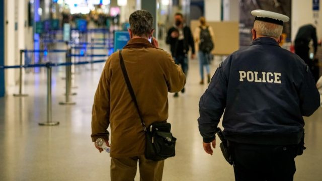 Συνελήφθη Τούρκος στο Ελ. Βενιζέλος με πλαστές ταυτότητες και κάλυκες – Έρευνα αν σχετίζεται με το μακελειό στη Λούτσα (video)