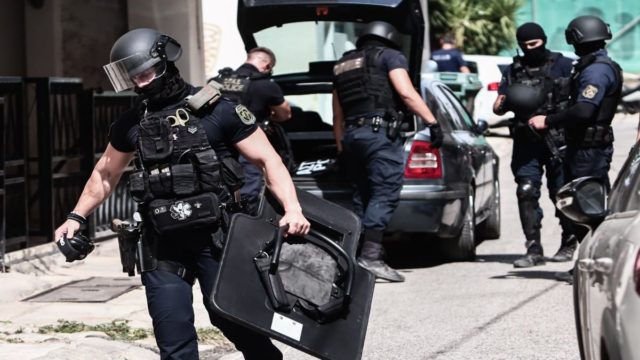 Συναγερμός στην ΕΛ.ΑΣ: Συνελήφθη ο ένοπλος που ταμπουρώθηκε στο διαμέρισμά του στου Ζωγράφου και πυροβολούσε στον αέρα – Το χρονικό του «θρίλερ»
