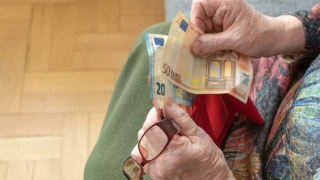 «Καταιγίδα» στις συντάξεις – Αν λαμβάνετε αυτό το ποσό παίρνετε έξτρα 988 ευρώ