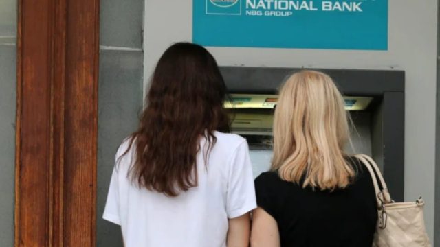 Επιδόματα: Από σήμερα οι πληρωμές του ΟΠΕΚΑ- Ποια εξαιρούνται