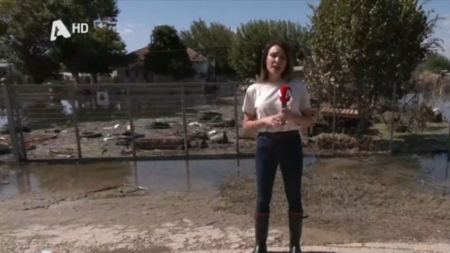 Πρεμιέρα με γαλότσες και μικρόφωνο στο χέρι για την Τατιάνα Στεφανίδου: «Κάποιοι μας λένε δημοσιογράφους του λευκού κολλάρου…»