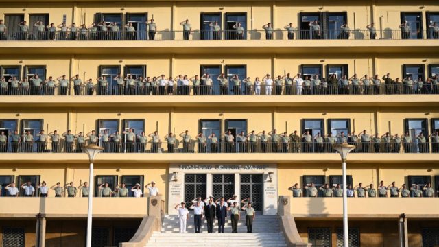 Ανατριχίλα στο Πεντάγωνο: «Λύγισαν» και οι πιο δυνατοί στην τελετή προς τιμήν των νεκρών στη Λιβύη (photos)