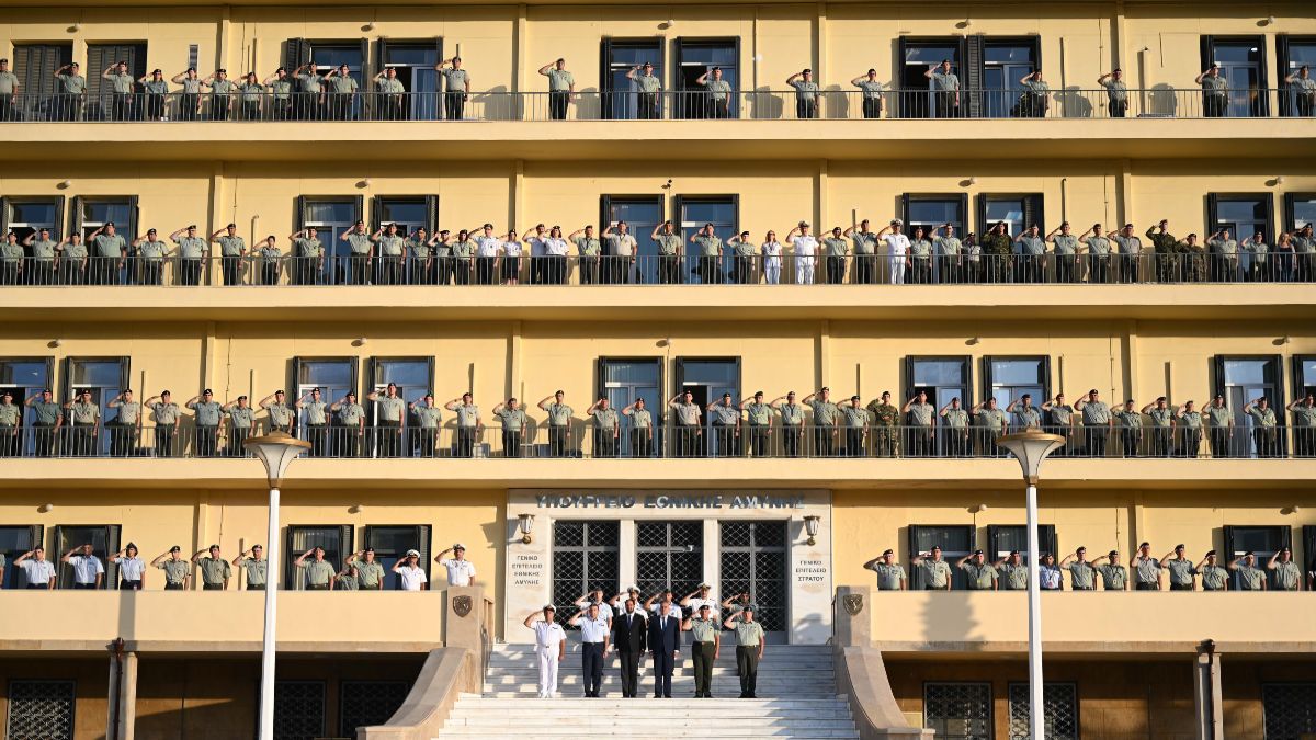 Ανατριχίλα στο Πεντάγωνο: «Λύγισαν» και οι πιο δυνατοί στην τελετή προς τιμήν των νεκρών στη Λιβύη (photos)
