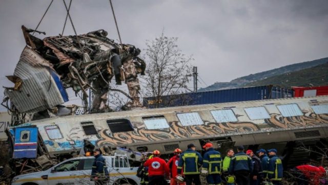 Σοκαριστική αποκάλυψη: Βρέθηκαν ανθρώπινα μέλη μέσα στα καμένα βαγόνια της μοιραίας αμαξοστοιχίας των Τεμπών! (Video)