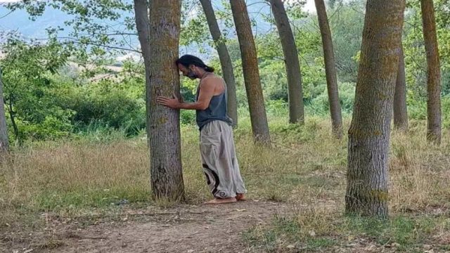 Θανάσης Ευθυμιάδης: «Προσπαθούμε να αντιμετωπίσουμε την ασθένεια χωρίς να ψάξουμε την αιτία της» – Το μηνυμά του για τα δέντρα και την φύση (photo)