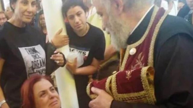 Μέγα Θαύμα Τιμίου Σταυρού: Ανάπηρη γυναίκα σηκώνεται απο το αμαξίδιο