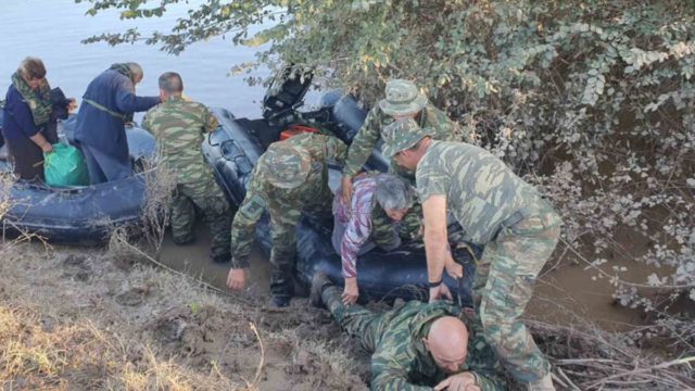 Πλημμύρες στην Θεσσαλία: «Σπαράζει» καρδιές η αυταπάρνηση ένστολου που ξαπλώνει στις λάσπες για να περάσουν πάνω του ηλικιωμένοι πλημμυροπαθείς (φωτο)