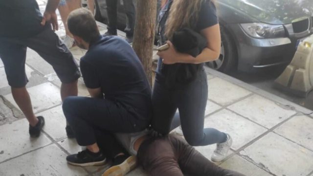 Θεσσαλονίκη: Πολίτες «συνέλαβαν» ένοπλο διαρρήκτη που πήγε να «τρυπώσει» σε κοσμηματοπωλείο (photo)