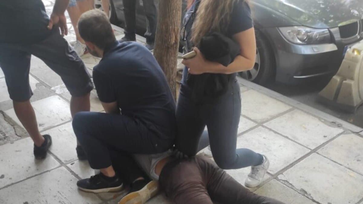 Θεσσαλονίκη: Πολίτες «συνέλαβαν» ένοπλο διαρρήκτη που πήγε να «τρυπώσει» σε κοσμηματοπωλείο (photo)