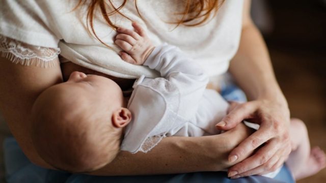 «Το παιδί μου δε χρειάζεται να σε βλέπει να ταΐζεις το δικό σου…»: Γυναίκα έκραξε μάνα που θήλαζε δημόσια σε εμπορικό – Ο 6χρονος γιος της έδωσε την καλύτερη απάντηση