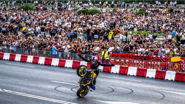 Τολμηρά stunt σε δύο τροχούς με τον Aras Gibieza στην Θεσσαλονίκη