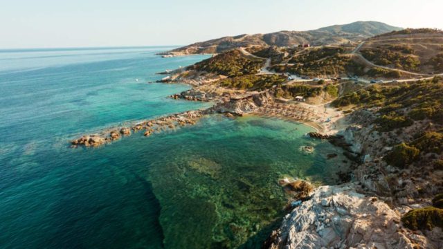 Τηγάνια: Η παραλία που σας ταξιδεύει σε εξωτικά μέρη – Χρυσαφένια αμμουδιά και γαλαζοπράσινα νερά