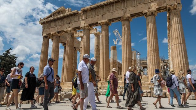 Ιεροσυλία τουρίστα στην Ακρόπολη: Πιάστηκε να κλέβει αρχαία κομμάτια μάρμαρο – «Δεν ήξερα ότι η πράξη μου είναι παράνομη», υποστήριξε ο ίδιος
