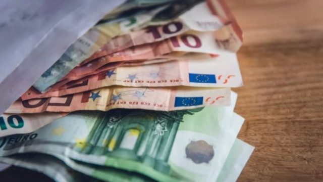 Σε δύο ταχύτητες το «ξεπάγωμα» τριετιών: Ποιοι είναι οι κερδισμένοι που θα δουν «φουσκωμένους» μισθούς και ποιοι μένουν πίσω (video)