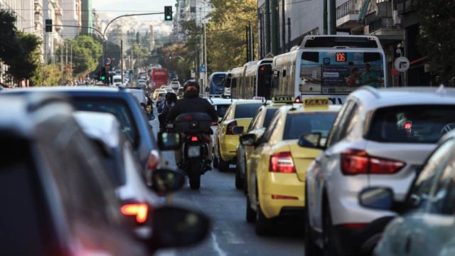 «Πυρετός» στους δρόμους της Αττικής μετά από τροχαίο στην Αλίμου-Κατεχάκη – Πού υπάρχει πρόβλημα (video)