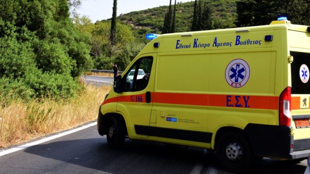 Τραγωδία στην Αθηνών – Κορίνθου: Νεκρή 28χρονη σε σύγκρουση μεταξύ ΙΧ και μηχανής
