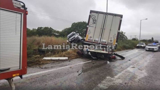 Τραγωδία στην Λαμία: Νταλίκα παρέσυρε δύο αυτοκίνητα – Μία νεκρή και μία σοβαρά τραυματίας (video)