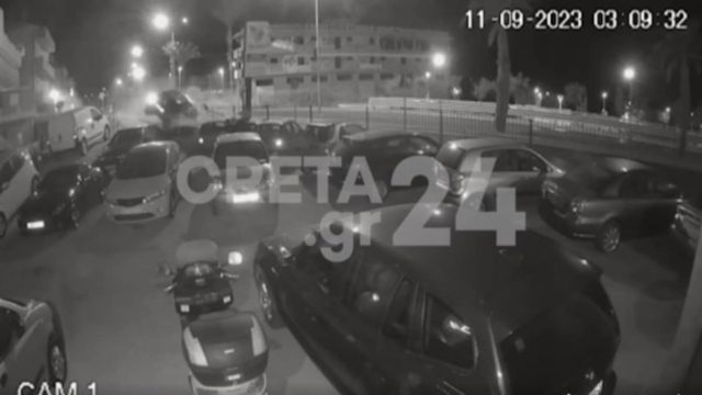 «Κινηματογραφικό» τροχαίο στο Ηράκλειο: Η στιγμή που ΙΧ εκτροχιάζεται και «καρφώνεται» σε μάντρα αυτοκινήτων (video)