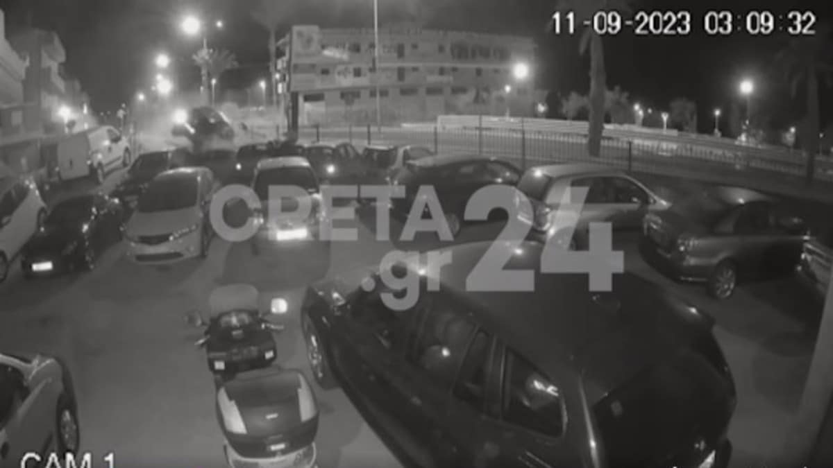 «Κινηματογραφικό» τροχαίο στο Ηράκλειο: Η στιγμή που ΙΧ εκτροχιάζεται και «καρφώνεται» σε μάντρα αυτοκινήτων (video)