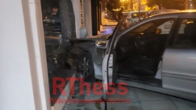 Τριπλό τροχαίο στη Θεσσαλονίκη: Αυτοκίνητο «καρφώθηκε» σε ψαράδικο στον Εύοσμο – Μεθυσμένος ο ένας οδηγός (video-photos)