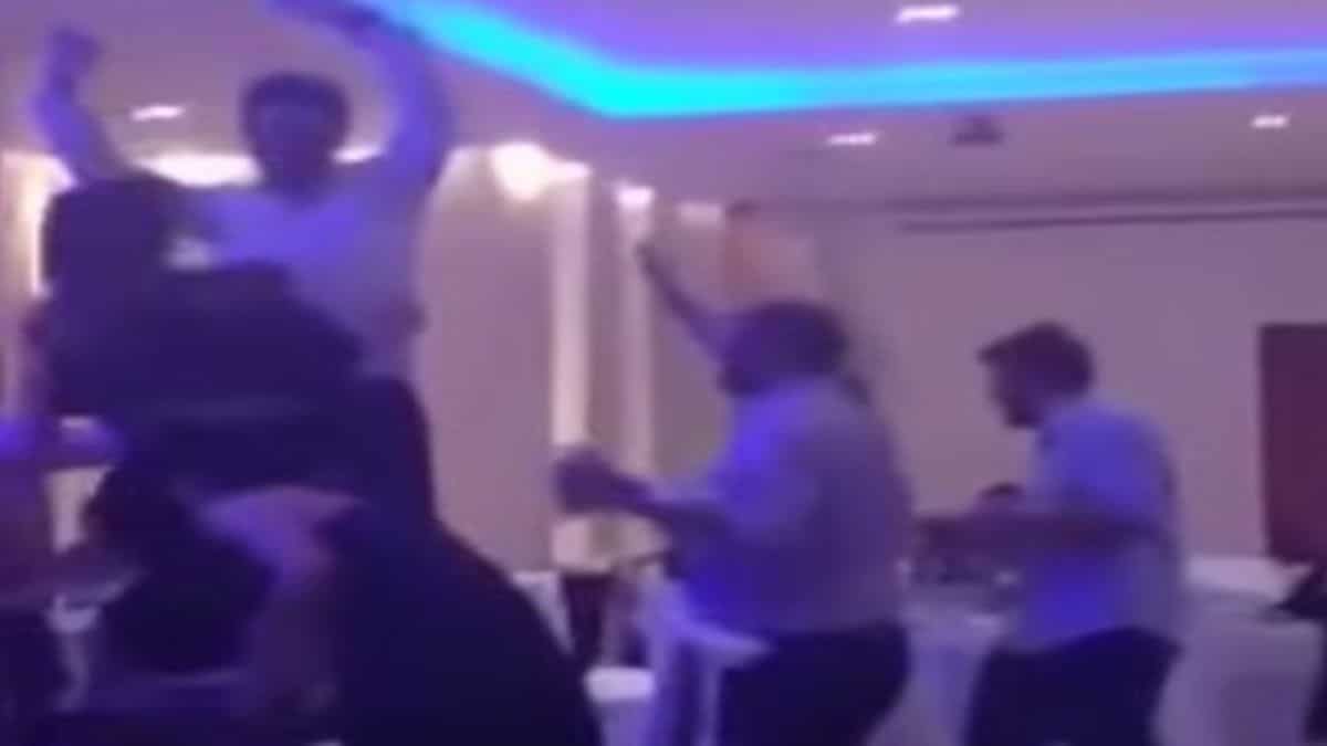 Το προκλητικό τσιφτετέλι της κουμπάρας σε γάμο που…αναστάτωσε και τον γαμπρό