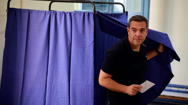 Εκλογές: Ψήφισε ο Αλέξης Τσίπρας – «Βιάστηκαν πολύ όσοι κήρυξαν τον ΣΥΡΙΖΑ απόντα»