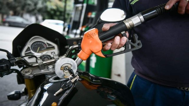Πάλι τα ίδια: Στα 2,30 ευρώ «πέταξε» η αμόλυβδη στο κέντρο της Αθήνας – Πόσο αναμένεται να ανέβει η τιμή τις επόμενες μέρες;