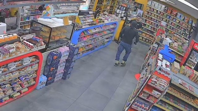 Ο ληστής με το σκεπάρνι που σκόρπιζε τον πανικό στη Θεσσαλονίκη: Σοκαριστικά βίντεο-ντοκουμέντα από τη δράση του