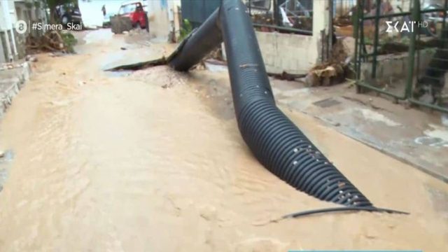 Σοκ από την κακοκαιρία στον Βόλο: Στην Αγριά «έσκασε» ο δρόμος και βγήκε ο αγωγός έξω (video)