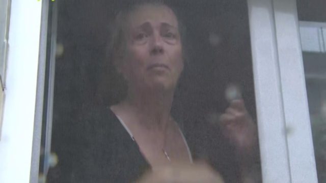 Βόλος: «Πνίγηκε το σκυλάκι μου στο υπόγειο» – Γυναίκα φυγάδευσε 20 άτομα στο σπίτι της για να γλιτώσουν (Video)