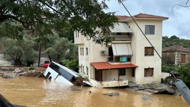 Σοκαριστική εικόνα στο Πήλιο: Κατοικία «στηρίζεται» πάνω σε λεωφορείο που παρασύρθηκε από τα ορμητικά νερά (φωτο)