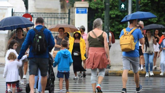 Η φωτογραφία της ημέρας: Γέμισε ομπρέλες το κέντρο της Αθήνας