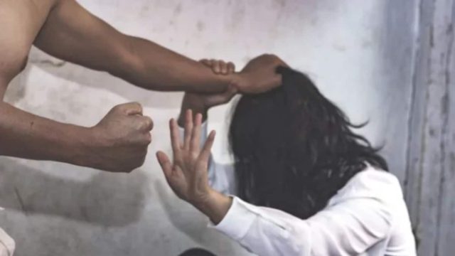 Φρίκη στη Χαλκίδα: Άνδρας έδερνε αλύπητα γυναίκα με μπουνιές και κλωτσιές μες στη μέση του δρόμου