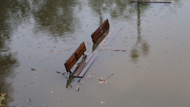 Απειλούν τα νερά του Πηνειού: «Βούλιαξε» ο θεσσαλικός κάμπος, ρεκόρ με 9,5 μέτρα η στάθμη! – Έξι νεκροί, έξι αγνοούμενοι (video)