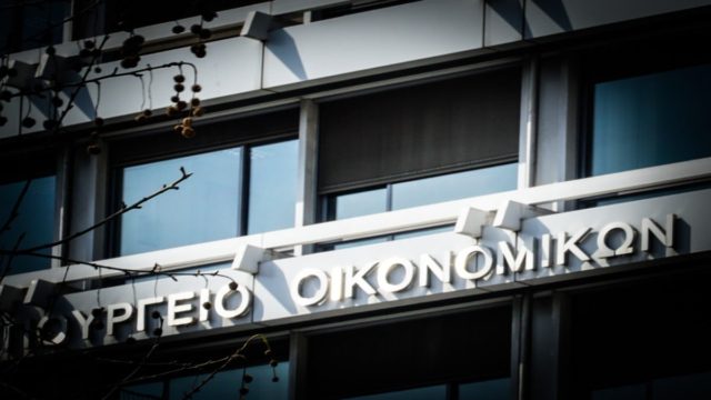 Υπ. Οικονομικών: Τι ισχύει με τα νέα μέτρα για ενίσχυση εισοδημάτων, πάταξη φοροδιαφυγής και Airbnb – Οι 12 ερωταπαντήσεις και ποιους αφορούν (video)