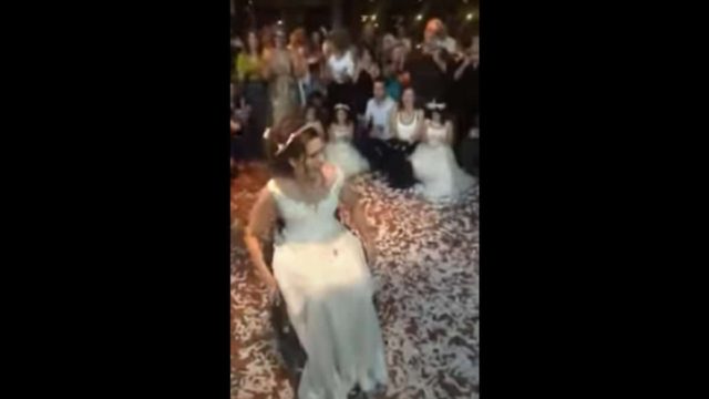 Ψυχάρα κανονική: Το ζεϊμπέκικο της νύφης σε αμαξίδιο είναι από τα ομορφότερα που είδαμε ποτέ!