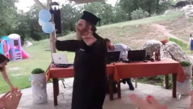 Σκέτος λεβέντης: Μερακλής παπάς χορεύει ασήκωτο ζεϊμπέκικο και «γονατίζει» όλο το χωριό!