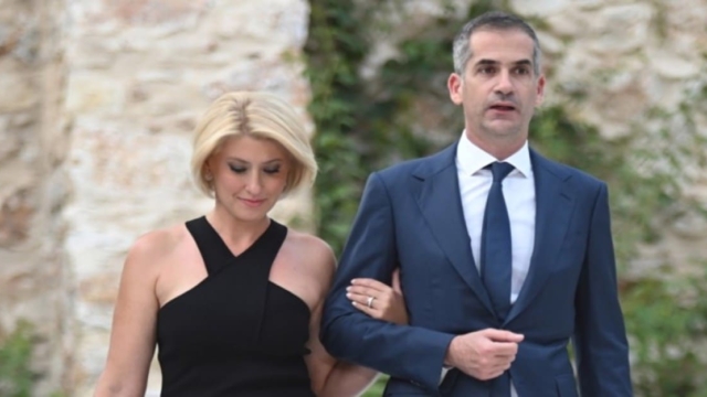 Κώστας Μπακογιάννης: Αγκαλιά με τα τέσσερα παιδιά του και τη Σία Κοσιώνη στα γενέθλια του μικρού Δήμου