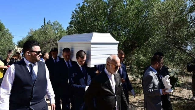 Δεν το κατάλαβε κανείς: Η κίνηση του πρώην συντρόφου της Μαίρης Χρονοπούλου, Νίκου, πάνω από το φέρετρό της