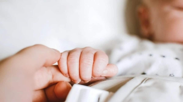 3.000 ευρώ για κάθε παιδί που γεννιέται από τη νέα χρονιά – Η περιοχή της Ελλάδας που “επιβραβεύει” τα νέα ζευγάρια (Video)