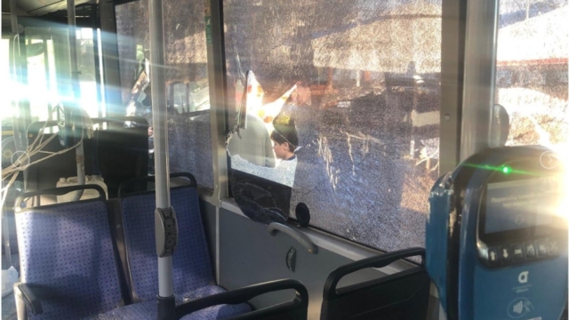 Θρίλερ σε λεωφορείο στη Λούτσα: Άνδρας έσπαγε τα τζάμια του «304» και φώναζε «θα σας σκοτώσω!»