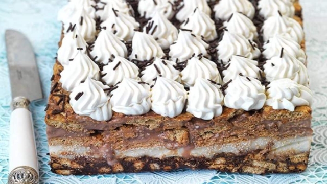 «Παραδεισένιο» γλυκό ψυγείου με ζαχαρούχο γάλα, σοκολάτα και μπισκότα