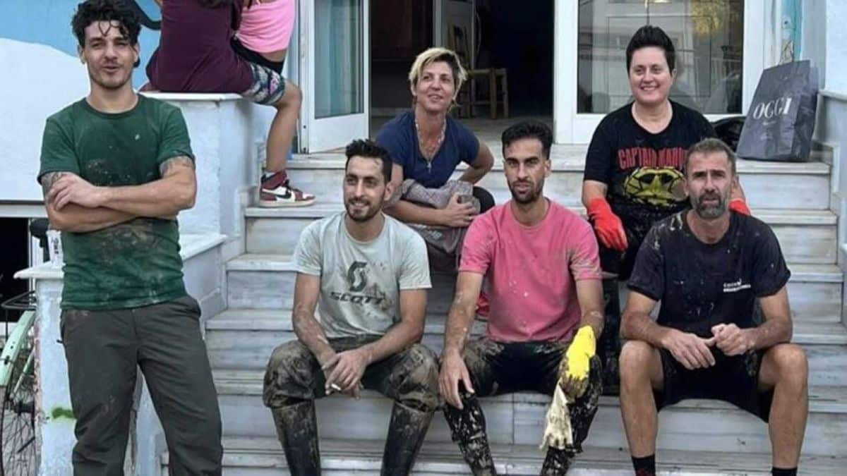 Χίλια μπράβο: Παρέα εθελοντών καθάρισε από τις λάσπες το Ορφανοτροφείο Βόλου