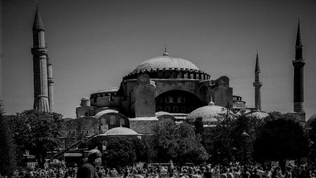 Το παρατραβάνε οι Τούρκοι: Κάνουν… προϊόν προς κατανάλωση την Αγια Σοφιά – Πρώτα την έκαναν τζαμί, τώρα βάζουν εισιτήριο για τους επισκέπτες!